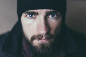 Stylizatory włosów: jak wybrać i stosować? Przewodnik po kosmetykach